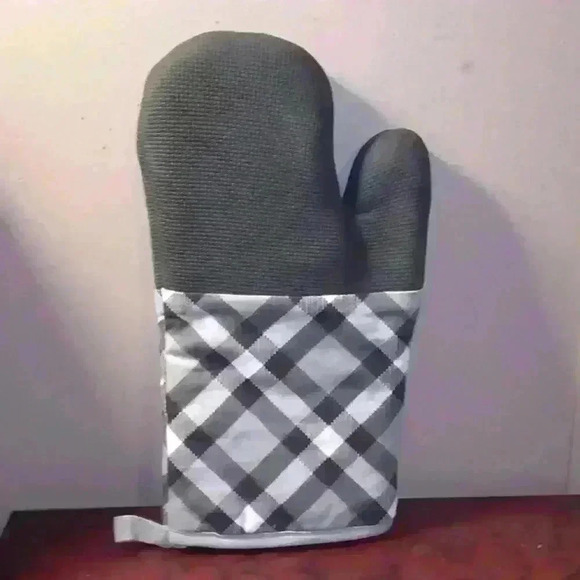 NWT - Revival Brands Neoprene Black & White Oven Mitt - Picture 1 of 10